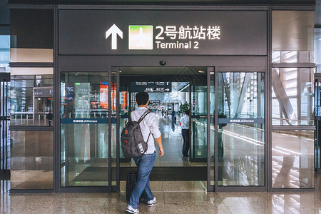 走向机场航站楼的旅客背景图片