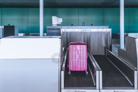 粉色漂亮行李箱机场行李托运安检背景