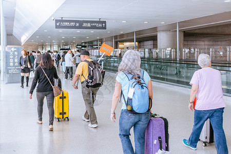 外国游客上海机场出发旅游背景图片
