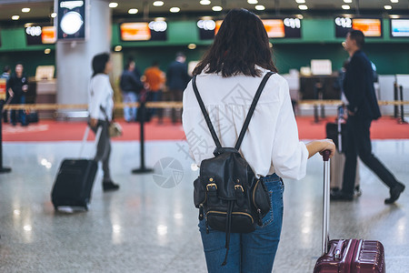 背包的女生女生旅行机场候机背景