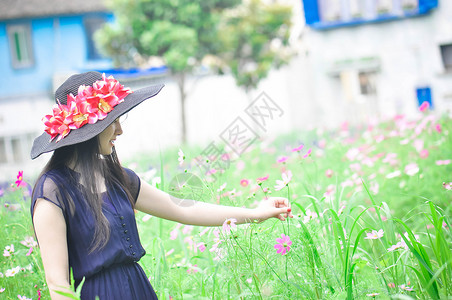 摘花戴帽子的女孩子手摘花高清图片