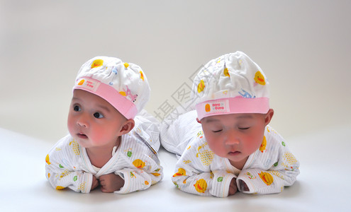 女宝宝潮素材双胞胎 白天照背景