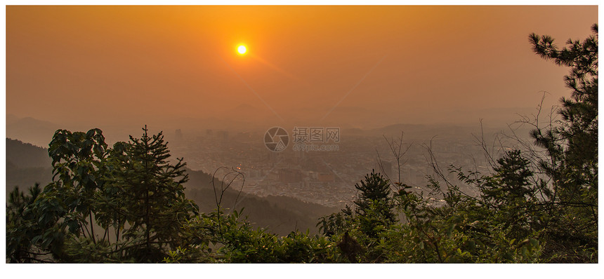 清晨站在山顶看薄雾笼罩的小县城图片