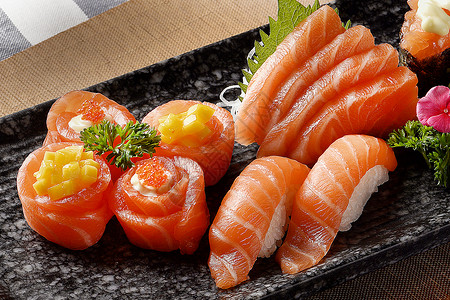 绿海苔造型别具的美味鱼子酱寿司背景