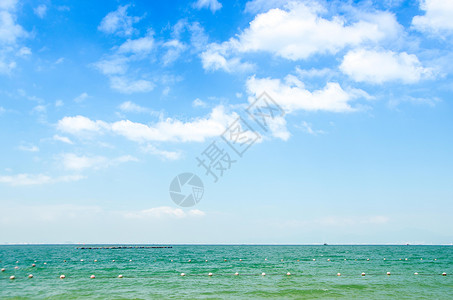 蓝天白云沙滩背景图片