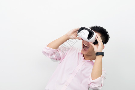 双手扶VR眼镜使用操作高清图片