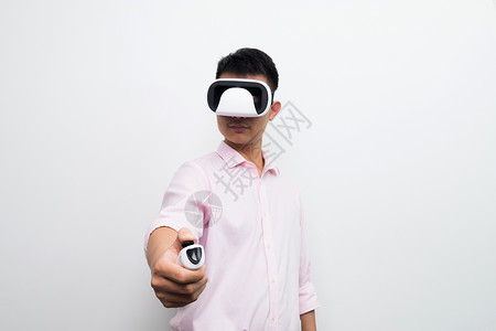 VR眼镜低头遥控操作高清图片