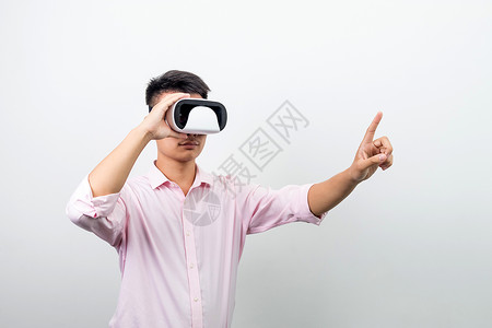 手扶VR眼镜观看动作图片