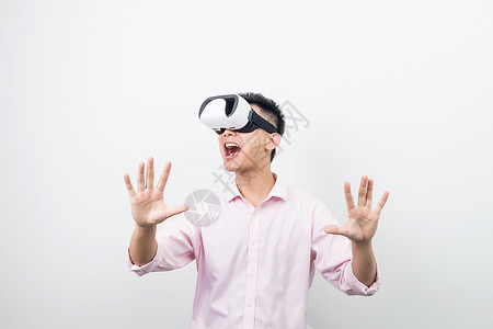 惊讶的男人VR虚拟现实使用体验背景