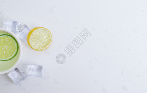 白色背景下的柠檬冰块图片