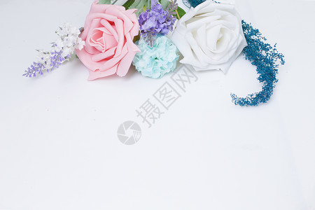 简单花瓶装饰白色背景下的花背景