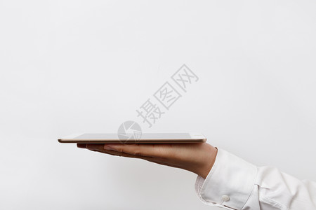 平板电脑展示商务男士手托展示平板背景
