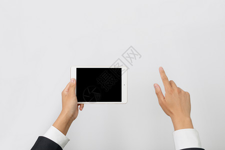 手持平板的男人手持平板电脑高科技合成底图背景