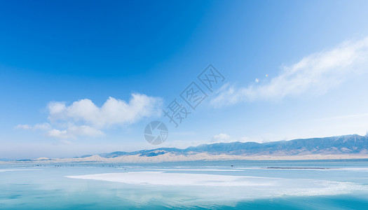 水切割天空之镜蓝天白云青海湖背景