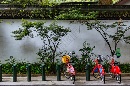 绿色围墙景点自行车停靠处背景