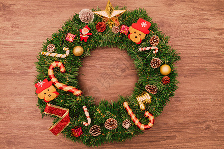 圆形姜饼装饰满礼物的圣诞花环背景
