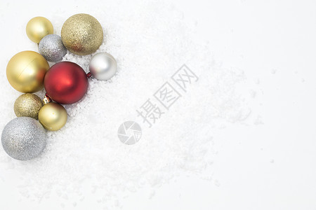 磨砂红色圣诞球装饰球白底拍摄背景