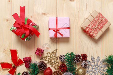 绿色清新礼物盒圣诞节装饰品木板装扮背景背景