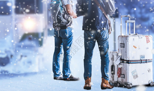 两个人背影鹅毛大雪中火车旁带着行李包的男人背影设计图片