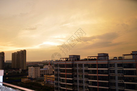 夕阳西下阳台远景高清图片