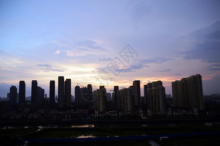 夕阳西下-城市的黄昏图片