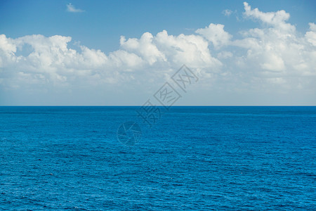 海中央蔚蓝波光粼粼的海面背景