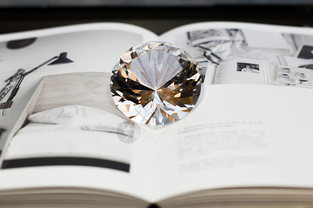 饰品钻石在书本杂志上背景图片