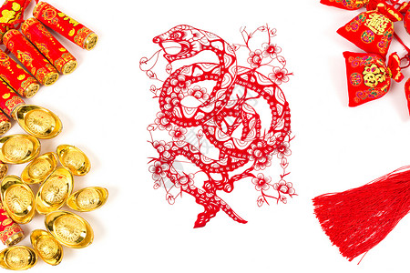 创意龙年领红包中国春节传统饰品排列摆拍背景