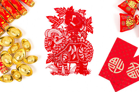 红色剪纸狗中国春节传统饰品排列摆拍背景