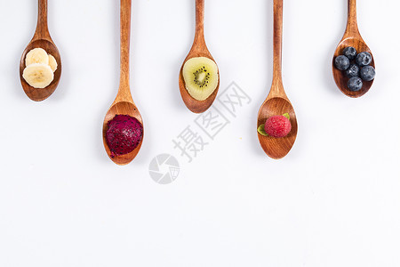 木勺里各种水果果肉背景图片