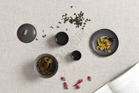 桌面上的茶叶与干果高清图片