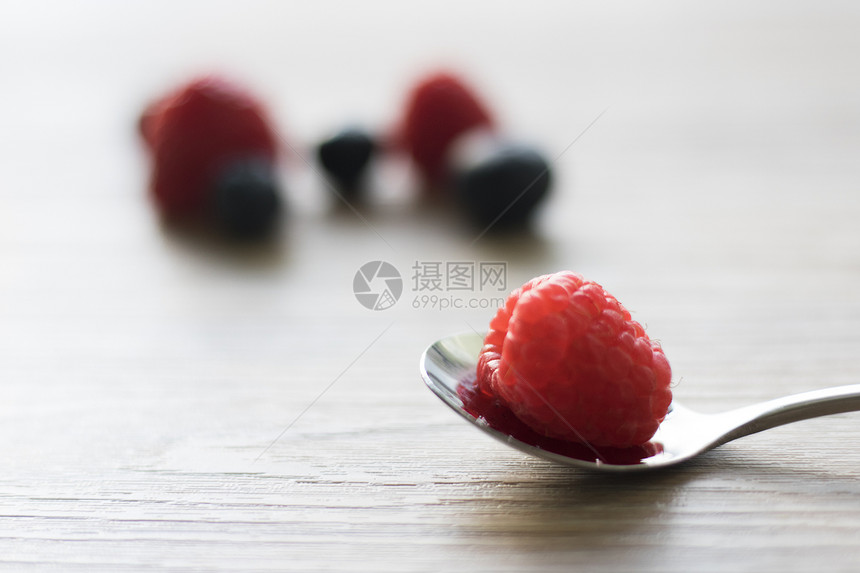 红色树莓和蓝莓图片