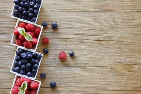 红色树莓和蓝莓高清图片