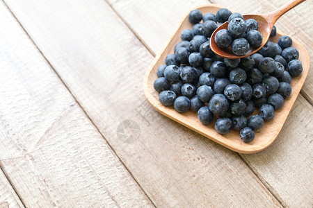 木盘里散落的蓝莓图片