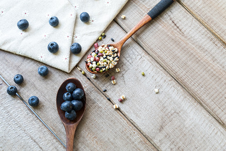 蓝莓与木勺水果五谷麦片组合背景
