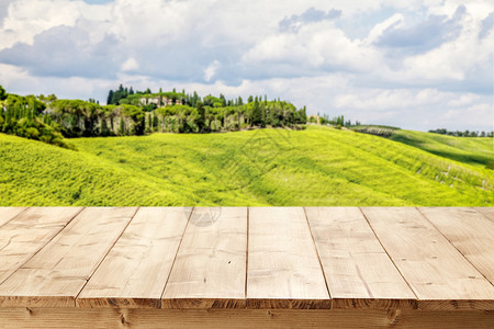 草原高山木板桌背景素材设计图片
