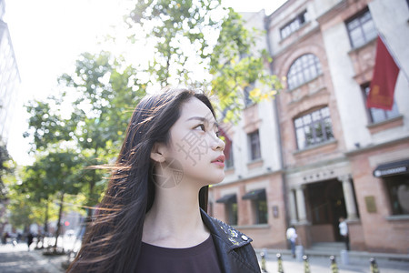 城市酷站欣赏清新女孩背景