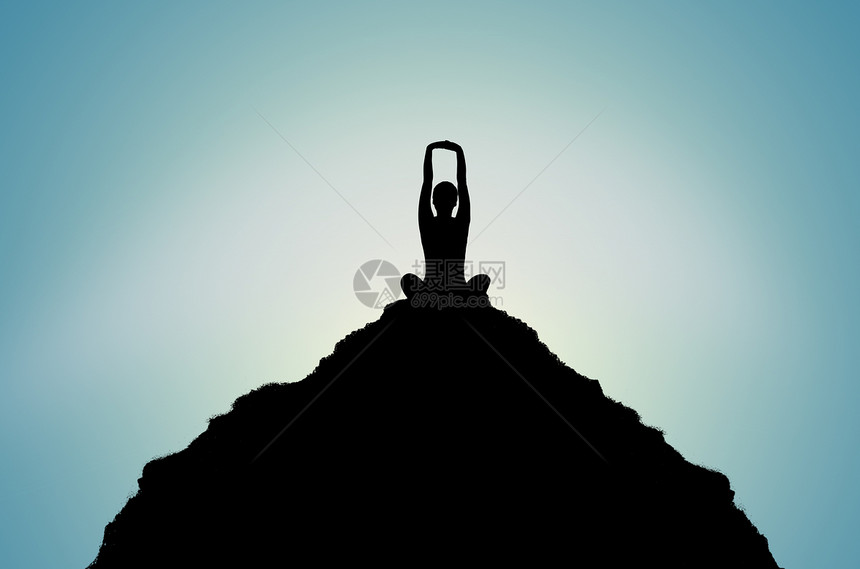 人在山顶做瑜珈的剪影图片