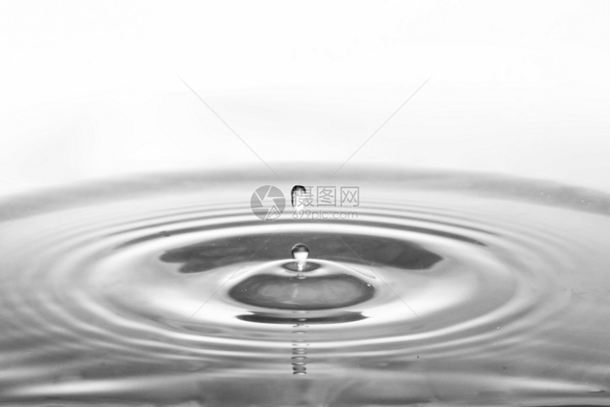 水滴高速瞬间逆光棚拍图片