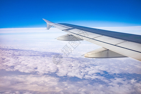 机窗外飞机机舱内拍摄机翼背景