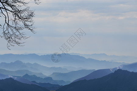 层叠的山脉背景图片