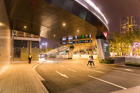 市中心繁华商圈夜景图片