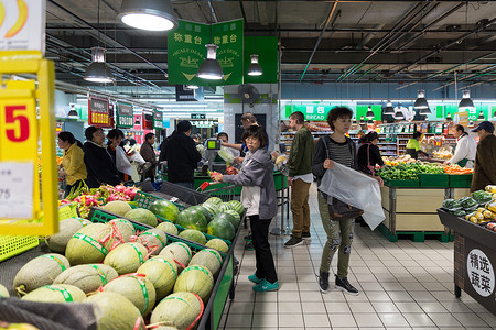 冲向西瓜人们超市水果摊位展示背景