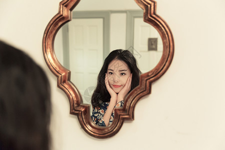 漂亮的镜子知性美女可爱照镜子背景
