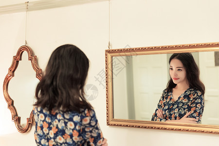 高档镜子知性美女自信照镜子背景