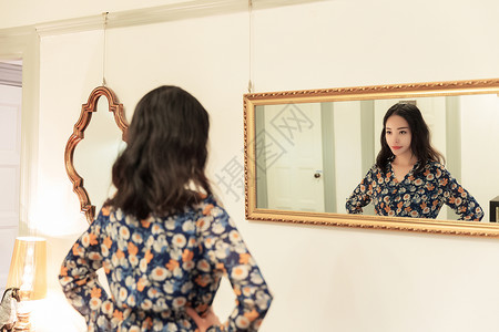 照镜子的女孩知性美女自信照镜子背景