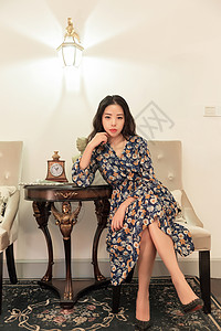 地毯广告知性美女坐在椅子上凝望背景