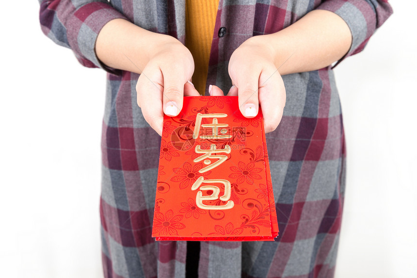 年轻女性新年收发红包棚柏图片