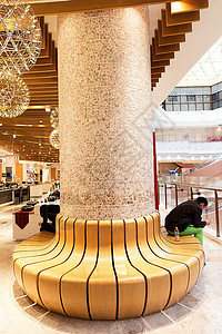 大型商场木质座位游客休息图片
