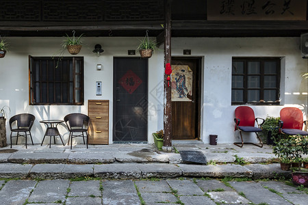 下雨天古镇老街旧家具图片